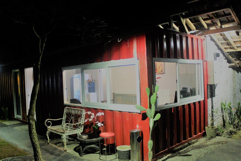 Kubu Container Hotel Uluwatu  Exterior photo